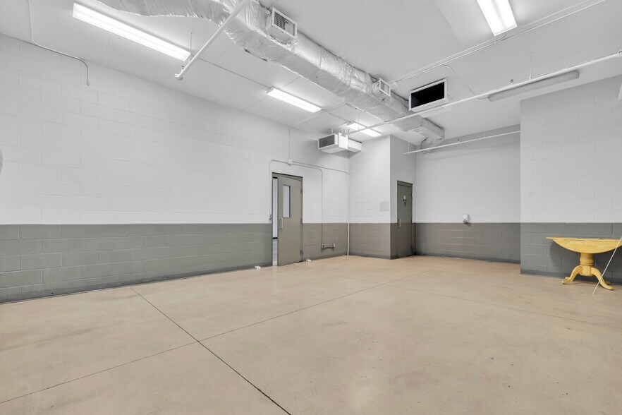 More Photos Of 599 Sprucewood Ave, Windsor Warehouse For Lease