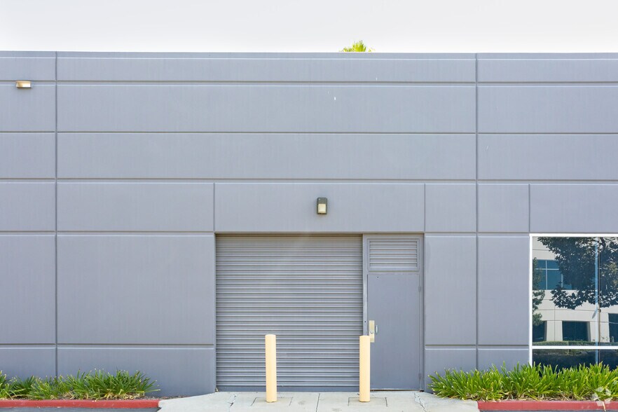 More Photos Of 1932 E Deere Ave, Santa Ana Unknown For Lease
