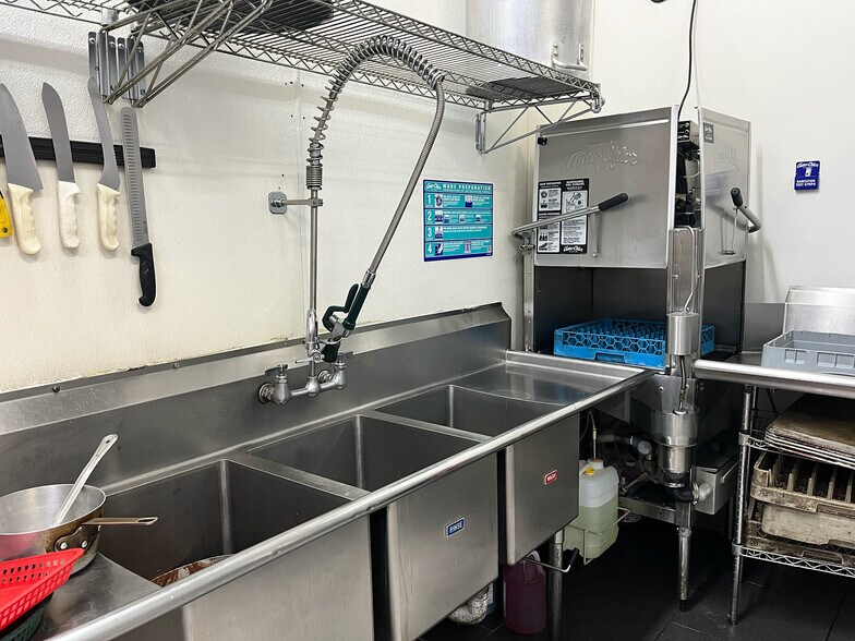 More Photos Of 501 E Lake St, Minneapolis Storefront Retail Office For Sale