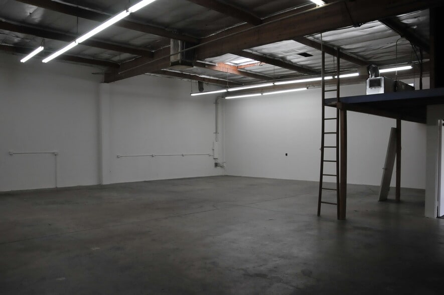 More Photos Of 919 W Isabel St, Burbank Warehouse For Lease