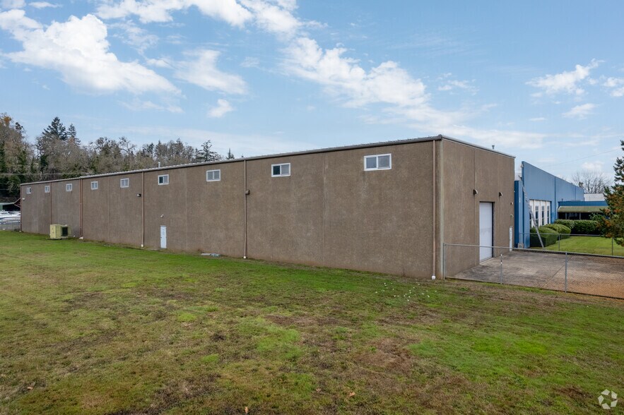 More Photos Of 859 7th St NW, Salem Manufacturing For Lease