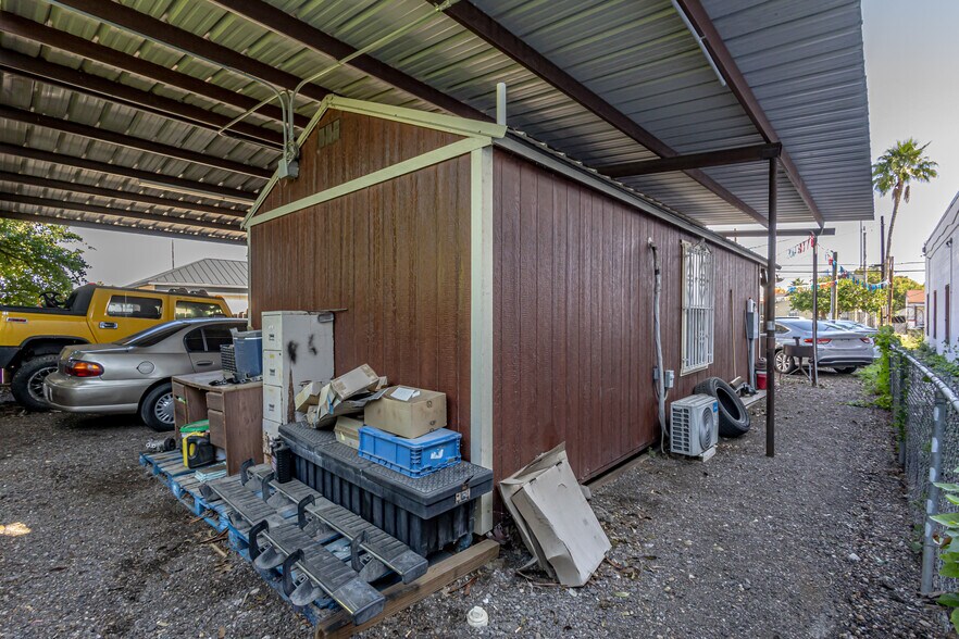 More Photos Of 2608 San Bernardo Ave, Laredo Office For Sale