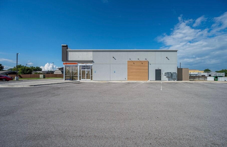 More Photos Of 10249 E 41st St, Tulsa Fast Food For Lease