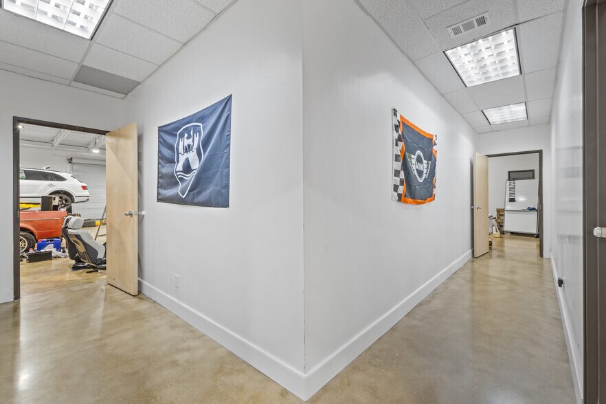 More Photos Of 2415 W Northwest Hwy, Dallas Storefront For Lease