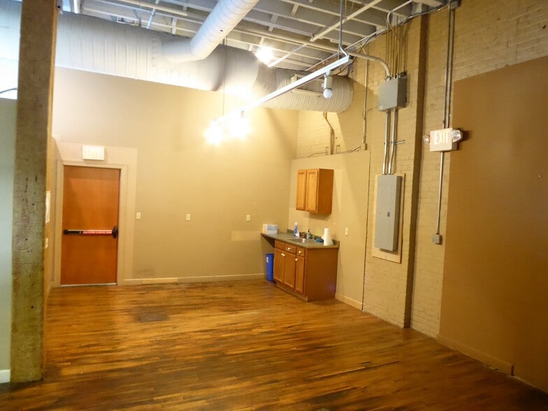 More Photos Of 1667 E 40th St, Cleveland Loft Creative Space For Sale