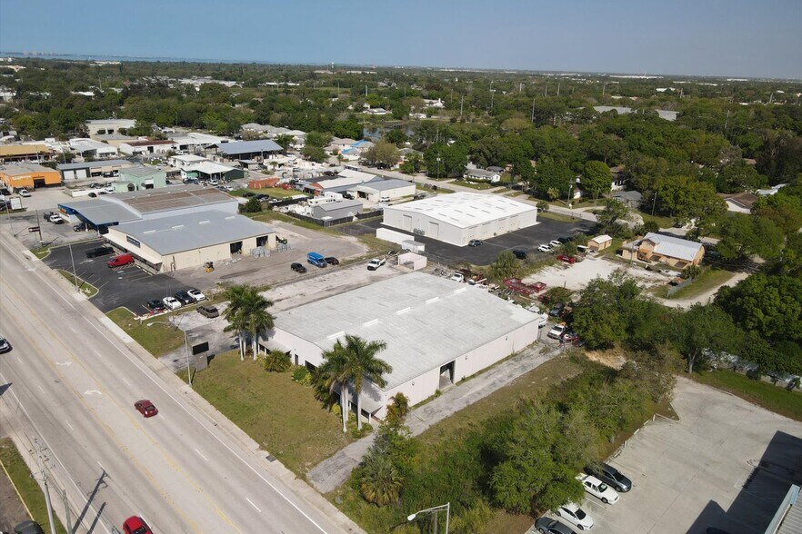 More Photos Of 2451 17th St, Sarasota Showroom For Sale