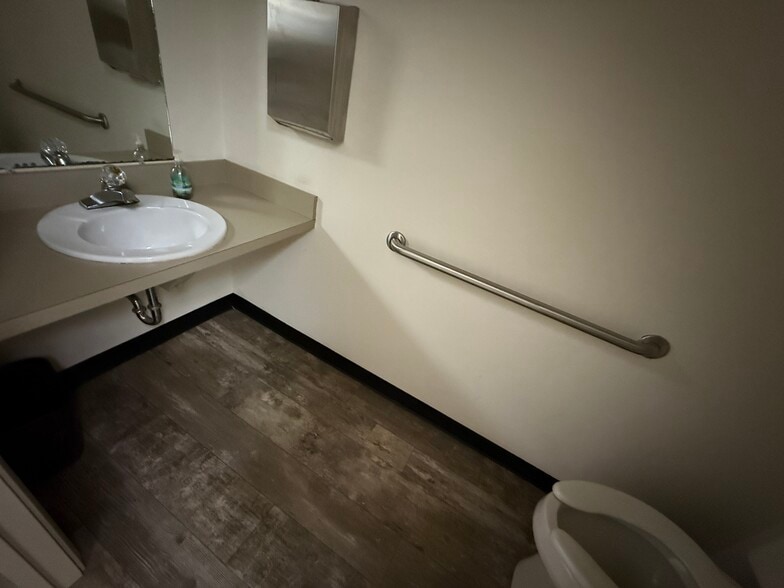 More Photos Of 403 Chatham Sq, Fredericksburg Office For Sale