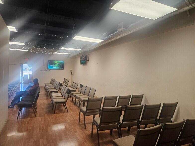 More Photos Of 3022-3044 N 90th St, Omaha General Retail For Lease