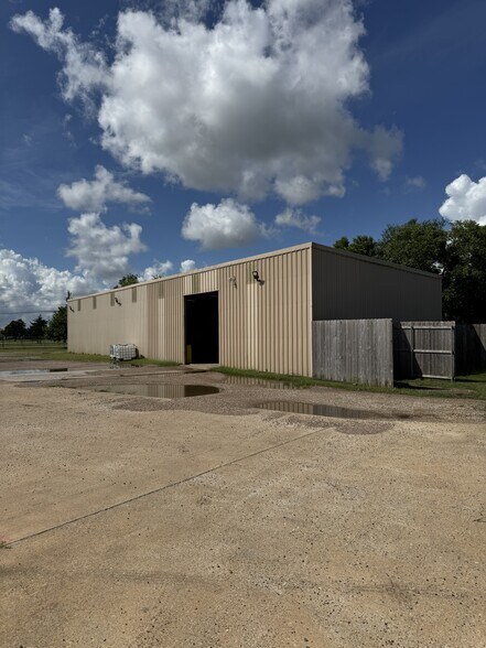 More Photos Of 12104 US-59, Victoria Industrial For Lease