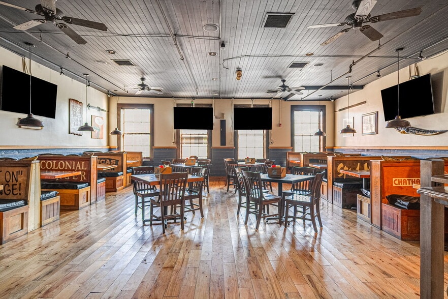 More Photos Of 209 W Congress St, Savannah Restaurant For Lease