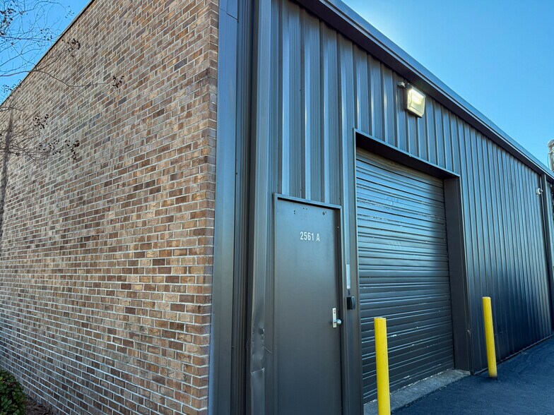 More Photos Of 2561 Oscar Johnson Dr, North Charleston Showroom For Lease