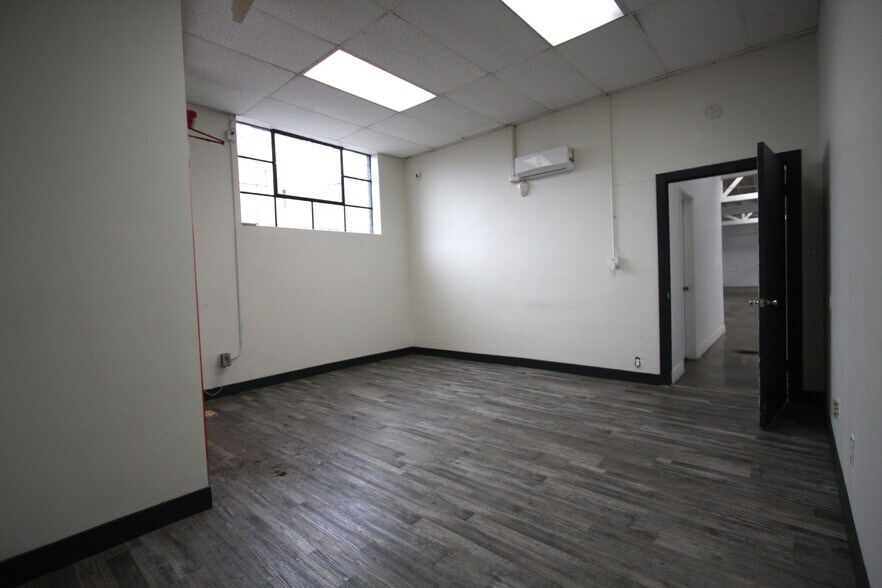 More Photos Of 160 W 33rd St, Los Angeles Warehouse For Lease
