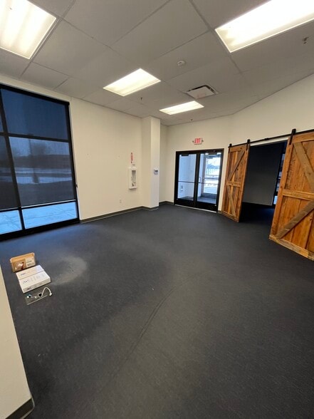 More Photos Of 310 N Yearling Rd, Columbus Showroom For Lease