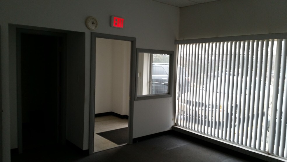 More Photos Of 1500-1534 E Algonquin Rd, Arlington Heights Warehouse For Lease