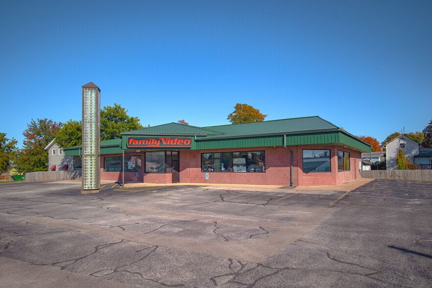 More Photos Of 509 N Main St, Monmouth Freestanding For Lease