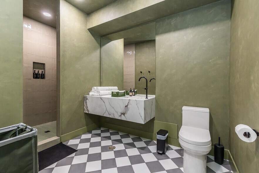 More Photos Of 34100 S Fraser Way, Abbotsford Distribution For Sale