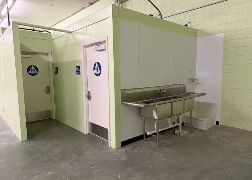 More Photos Of 3030 Brundage Ln, Bakersfield Supermarket For Lease