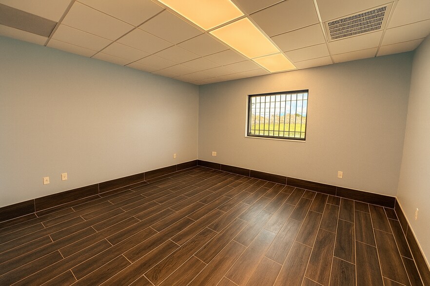 More Photos Of 4212 Garland Dr, Haltom City Warehouse For Lease