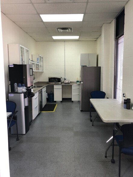 More Photos Of 2636 N Ontario St, Burbank Warehouse For Lease