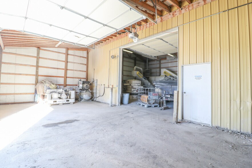 More Photos Of 1292 SW 125th Rd, Holden Light Manufacturing For Sale