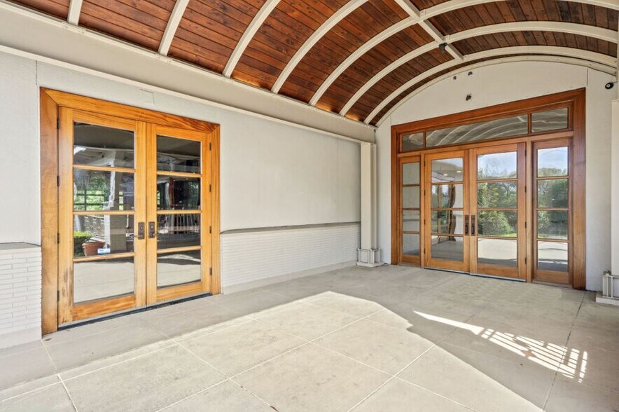 More Photos Of 1028 Johnnie Dodds Blvd, Mount Pleasant Restaurant For Sale