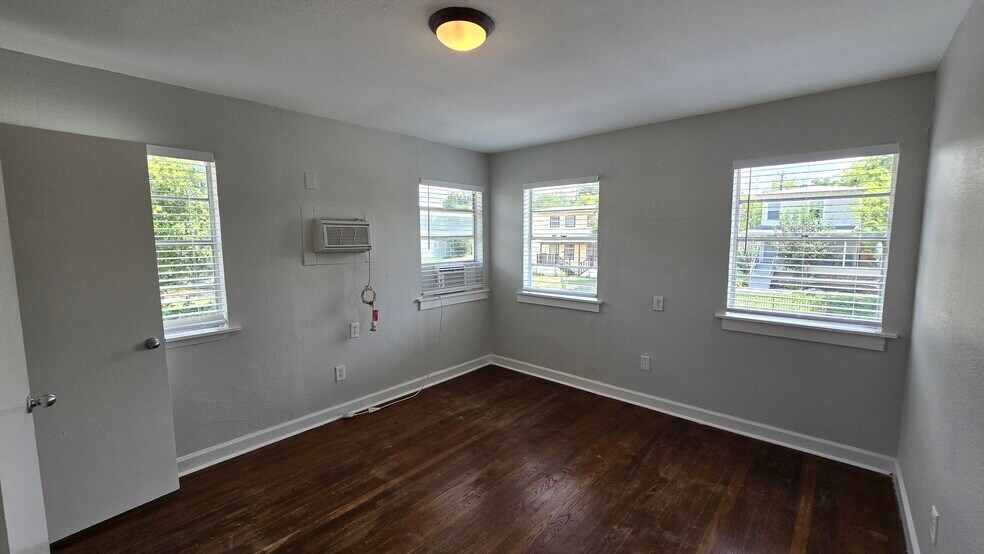 More Photos Of 261 Claremont Ave, San Antonio Multifamily For Sale