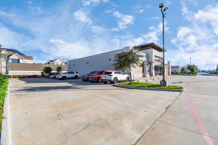 More Photos Of 10423 N Sam Houston Pky E, Humble Sports And Entertainment For Sale