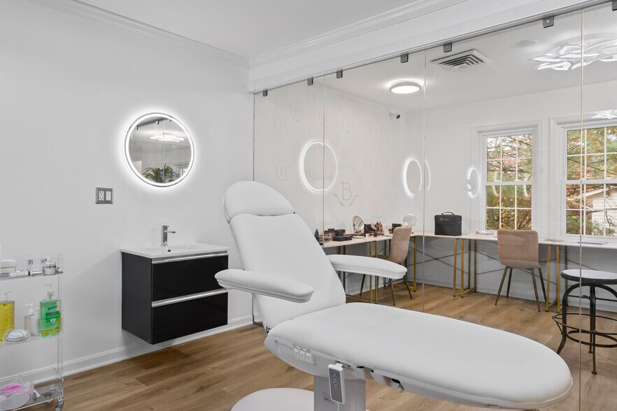 More Photos Of 2102 Gallows Rd, Vienna Medical For Lease