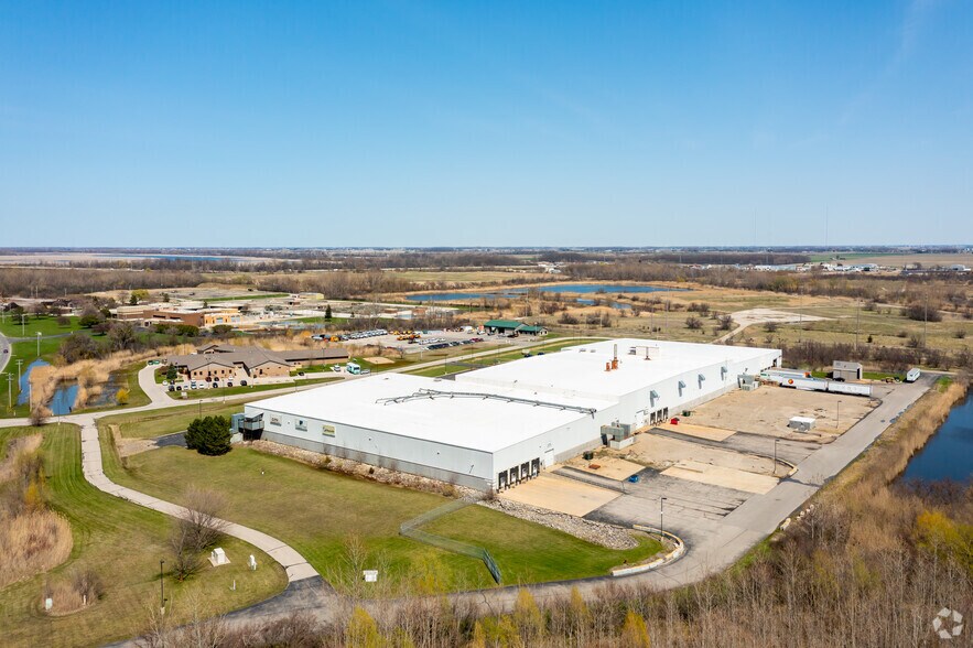 More Photos Of 2220 Veterans Memorial Pky, Saginaw Warehouse For Lease