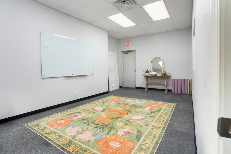 More Photos Of 16637 Old Jacksonville Hwy, Tyler Storefront Retail Office For Lease