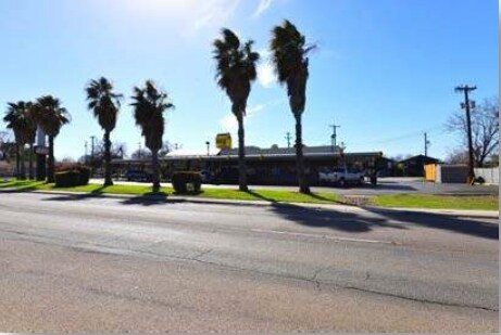 More Photos Of 1611 S General McMullen Dr, San Antonio Fast Food For Lease