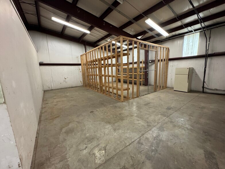 More Photos Of 3702 Neal Dr, Knoxville Light Manufacturing For Lease