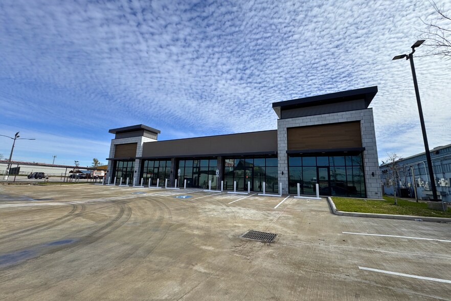 More Photos Of 851 Federal Rd, Houston Storefront For Lease