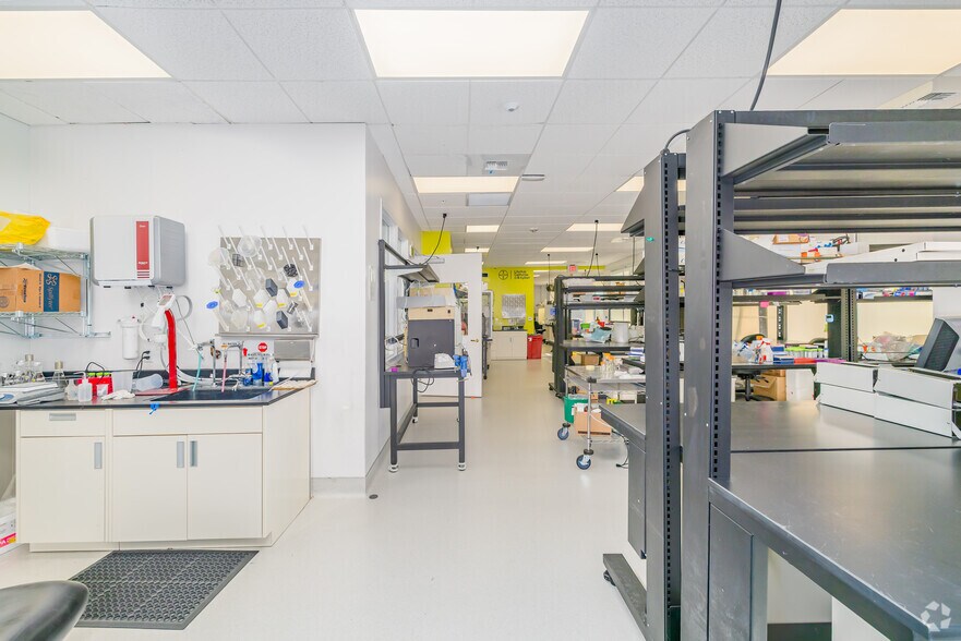 More Photos Of 1100 Main St, Woodland Medical For Lease