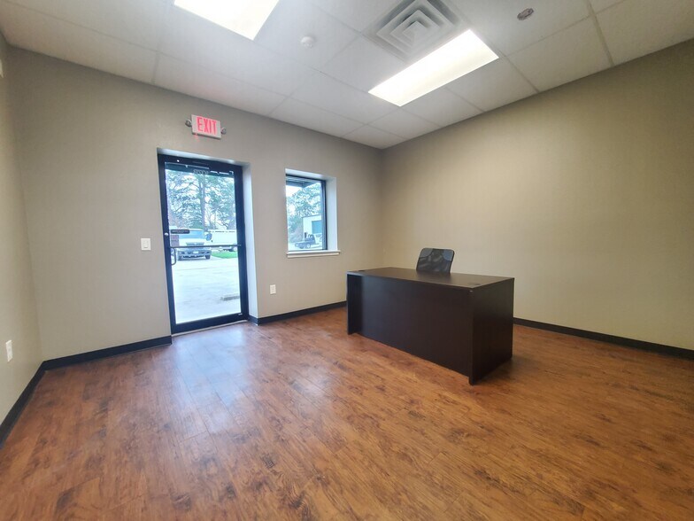 More Photos Of 2418 N Frazier St, Conroe Light Manufacturing For Lease