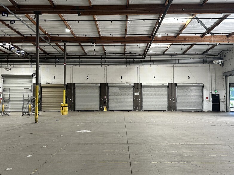 More Photos Of 26455 Ruether Ave, Santa Clarita Showroom For Lease