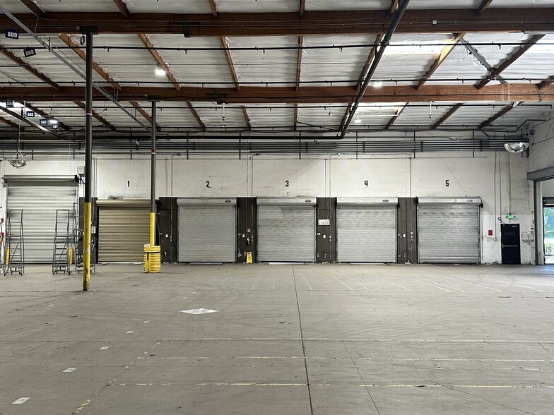 More Photos Of 26455 Ruether Ave, Valencia Showroom For Lease