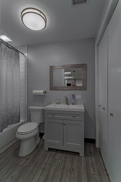 More Photos Of 1021-1041 Bonaventure Dr, Elk Grove Village Medical For Sale