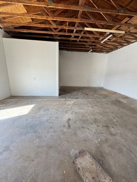 More Photos Of 3600 Glenn, Kingman Auto Repair For Lease