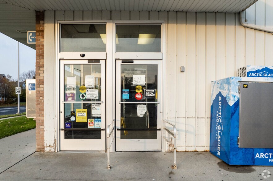 More Photos Of 331 E Center St, Juneau Storefront For Sale