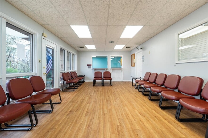 More Photos Of 10623 Crestwood Dr, Manassas Office For Sale