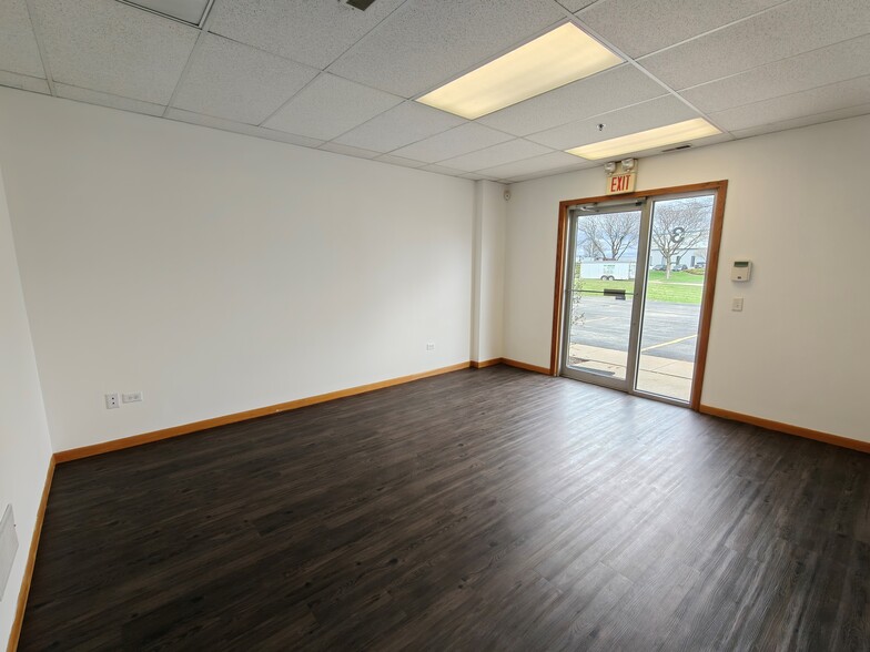 More Photos Of 633 Enterprise Ave, Dekalb Warehouse For Lease