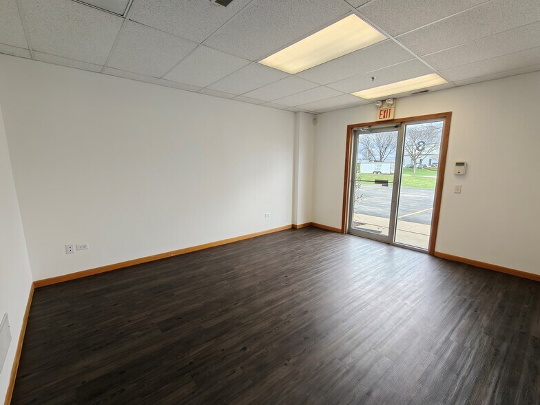 More Photos Of 633 Enterprise Ave, Dekalb Warehouse For Sale