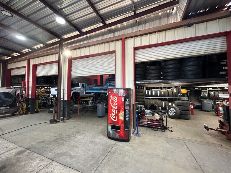 More Photos Of 6001 W Glendale Ave, Glendale Auto Repair For Sale