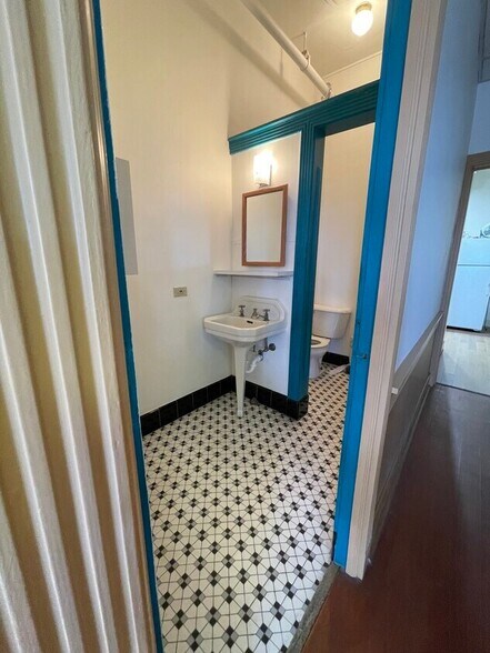 More Photos Of 410 N Hermitage Ave, Chicago Flex For Lease