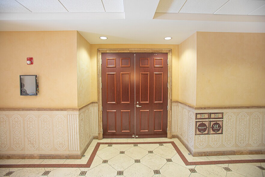 More Photos Of 2295 S Hiawassee Rd, Orlando Office For Lease