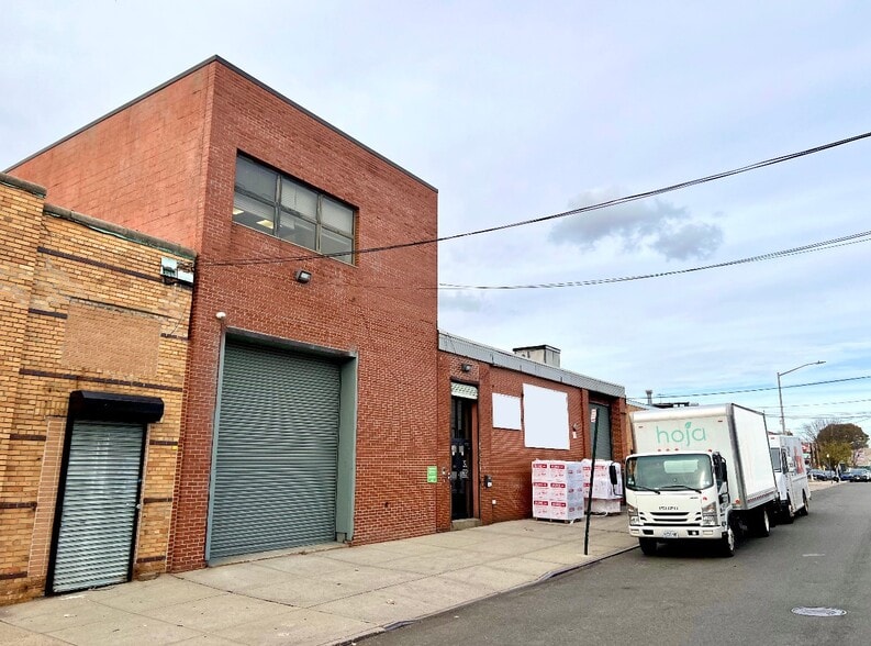Primary Photo Of 3436 56th St, Woodside Warehouse For Lease