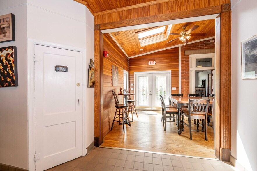 More Photos Of 2015 Madison rd, Cincinnati Storefront Retail Residential For Lease