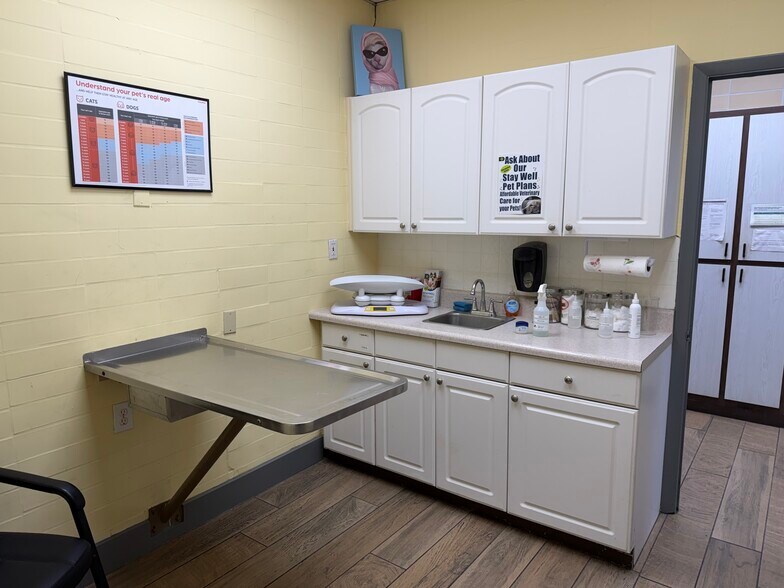 More Photos Of 2200 W Oakland Park Blvd, Oakland Park Veterinarian Kennel For Sale