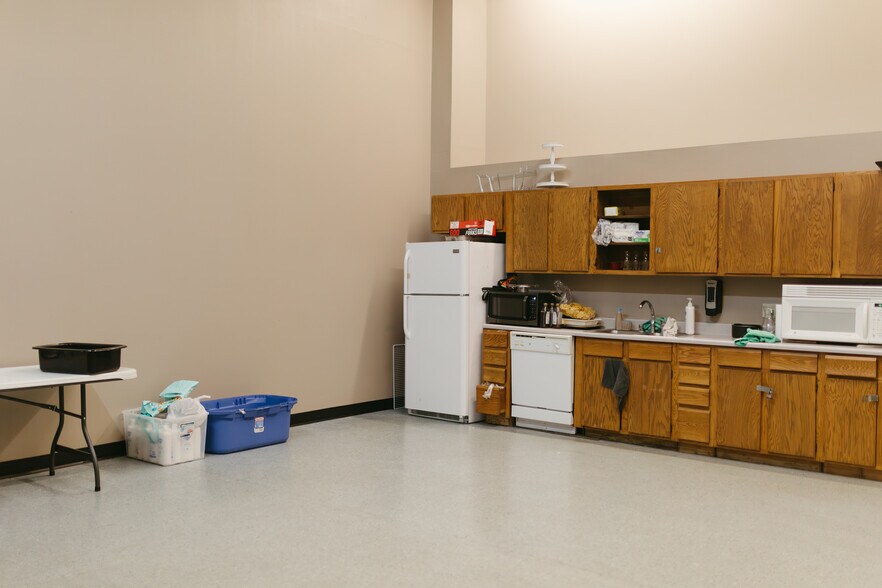 More Photos Of 260 S Academy Blvd, Colorado Springs Freestanding For Sale